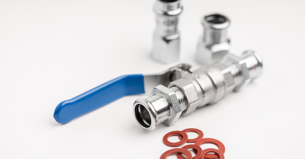 A hydraulic ball valve with a blue handle positioned next to red seals against a plain white background.
